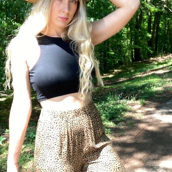 Black Ribbed Crop Tank - Picture 7 of 12